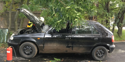 Po nárazu auta do stromu zasahují v Příbrami záchranné složky