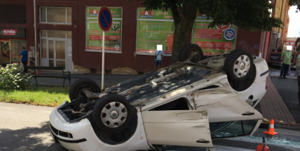 V centru města se srazila dvě auta, jedno skončilo na střeše