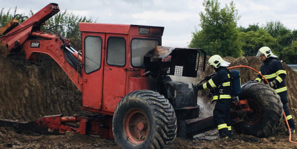 Čtyři jednotky hasičů likvidují požár bagru