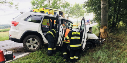 Řidič Jeepu vyjel mimo silnici a narazil do stromu