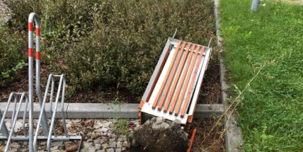 Stupidita v praxi: Další ubožák poničil lavičky a odpadkové koše u příbramského gymnázia