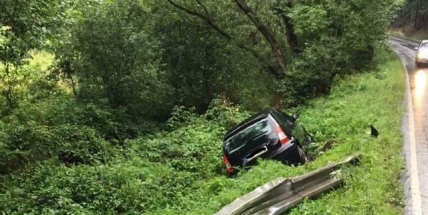 Havaroval do svodidel a skončil mimo komunikaci