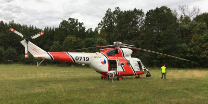 Aktuálně: Po střetu autobusu s autem hasiči vyprošťují zraněného, v místě přistává vrtulník
