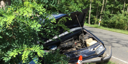 Nezvládl řízení a narazil do můstku, způsobil zranění sobě i spolujezdci