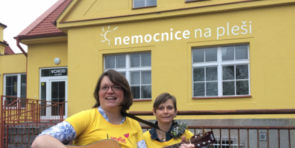 Dobrovolníci pomáhají v Nemocnici Na Pleši onkologicky nemocným pacientům