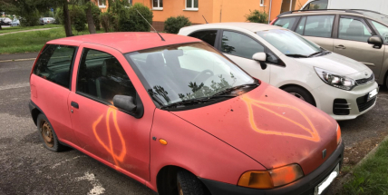 Zhrzená láska nebo msta? Neznámý vandal se vyřádil na zaparkovaném autě