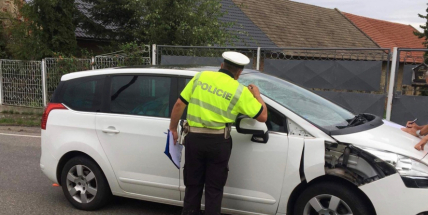 Vrtulník transportuje vážně zraněného chodce do nemocnice