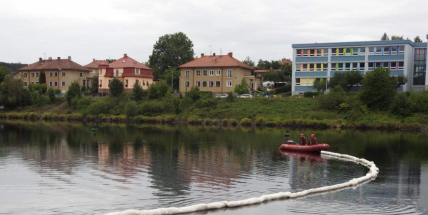 Hasiči likvidují únik ropné látky do vody