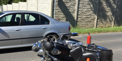 Ke střetu dvou osobních vozidel s motorkářem došlo u obce Vysoká Pec