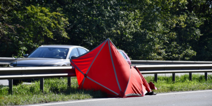 Video: Chodec přebíhající silnici u Cukráku nepřežil střet s projíždějícím autem