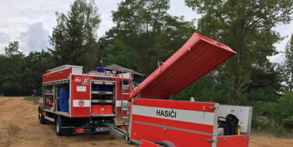 Hasiči likvidují masivní únik ropné látky na Vltavě