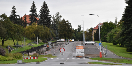 Projekt vyžaduje nové chodníky a prodlužuje uzavírku