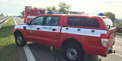 Provoz  na dálnici omezil střet motorkáře s autem