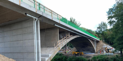 Na jih bez objížďky. Most na Strakonické je již průjezdný