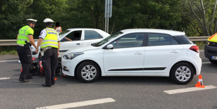 Na Evropské byl sražen motorkář, doprava v místě kolabuje