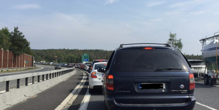 Aktuálně: Vážná dopravní nehoda zastavila provoz na dálnici D4, v místě přistál vrtulník