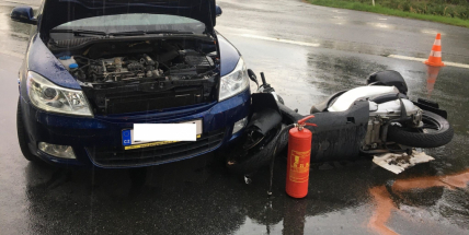 Po nehodě auta s motorkářem kolabuje doprava na Strakonické