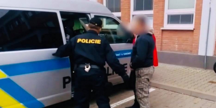 Opilý muž se pokoušel dostat do bytu své bývalé přítelkyně. Skončil na záchytce