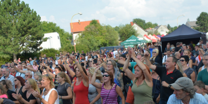 Kabát revival naplnil parkoviště u Podzámeckého rybníka