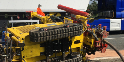 Pád vrtné soupravy komplikuje provoz na Strakonické