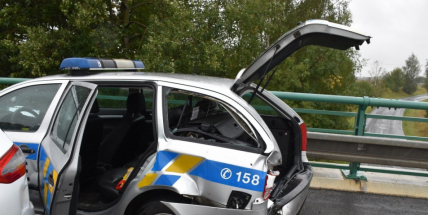 Zfetovaný motorkář se zákazem řízení naboural policejní auto