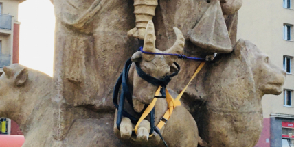 Sousoší z kašny na náměstí 17. listopadu je od včera znovu kompletní