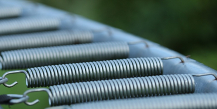 Vandalové zničili obecní trampolínu. Svůj čin si odpracovali s lopatou a krumpáčem