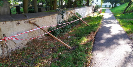 Konečně. Kolem zdi u březohorského hřbitova se již začíná něco dít