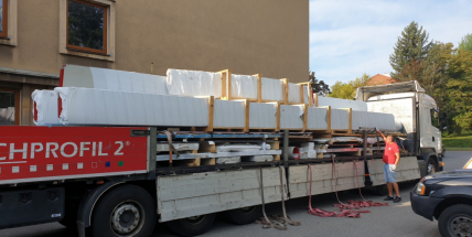 Do divadla po bouři stále zatékalo. Musely se objednat nové plechy