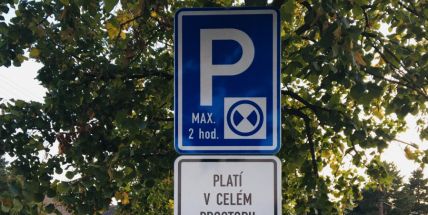 Dubno se zbavilo aut. Omezilo parkování na dvě hodiny