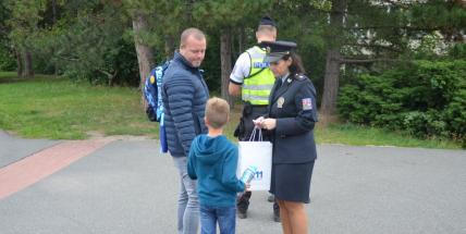 Příbramští policisté upozorňovali školáčky na správné přecházení silnice