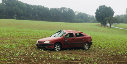 Auto se několikrát přetočilo přes střechu, mladík skončil v nemocnici