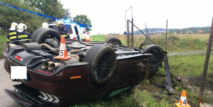 Mustang se převrátil přes střechu, zraněné osoby ošetřují záchranáři
