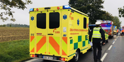 Aktuálně: Po nárazu do stromu vyhasl lidský život