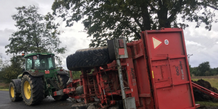 U Hvožďan se převrátil valník s hnojem