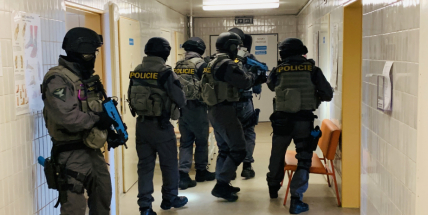 Speciální jednotka zachraňuje rukojmí v příbramské nemocnici. Naštěstí jen cvičně