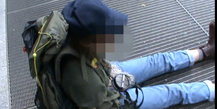 Namol opilá cizinka kradla mobilní telefony, nevěděla, že se jedná o makety