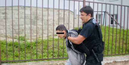 Zloděj se vloupal do vozidla, odcizil jen 15 korun