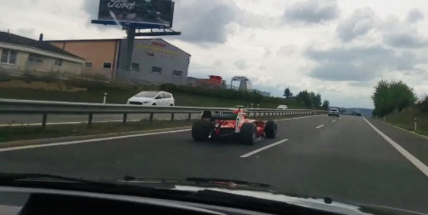 Video: Formulí se proháněl po dálnici, nyní je v hledáčku policie