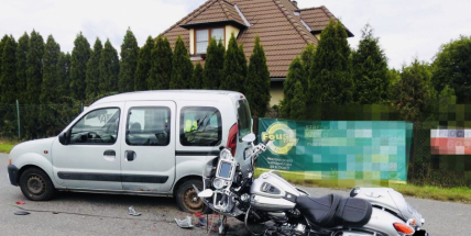 Motorkáři po střetu s autem praskla helma, nehoda omezila dopravu v Dobříši