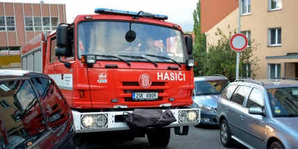 Tři metry k životu: Hasičům blokují průjezd špatně zaparkovaná auta