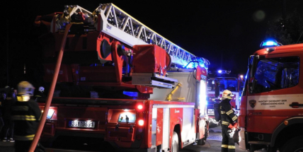 Rodinný dům zachvátily plameny, desítky hasičů bojovaly s ohněm