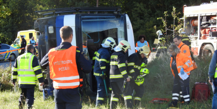 Cvičení záchranných složek: Na Příbramsku havaroval autobus s vězni, dva utekli