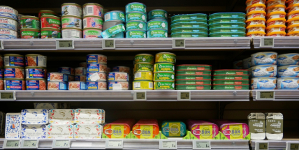 Zloděj „fajnšmekr“ odcizil konzervy s tuňákem v hodnotě čtyř tisíc