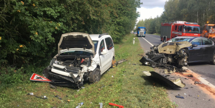 Čelní střet dvou aut uzavřel silnici u Lešetic