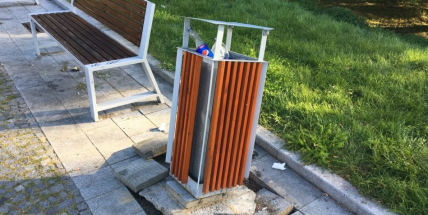 Vandalové se vrátili na místo činu. Před příbramské gymnázium