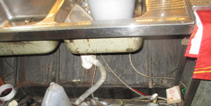 Po konzumaci kuřecího masa měl zdravotní potíže, v restauraci se údajně nevaří