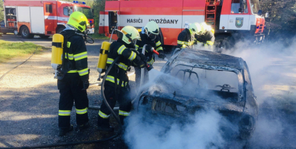 Hasiči zlikvidovali požár odstaveného vozidla