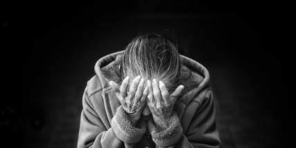 Seniorka odběhla pověsit prádlo, mezitím byla okradena