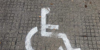 Nově vzniklé parkoviště zdobí dopravní značení, na štěrku